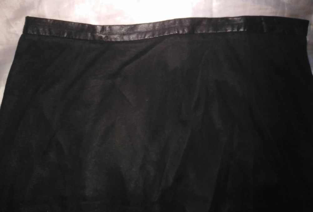 Fusta Noua de la United Colors of Benetton , model foarte frumos, este foarte frumos lucrata, calitativa,  culoare neagra