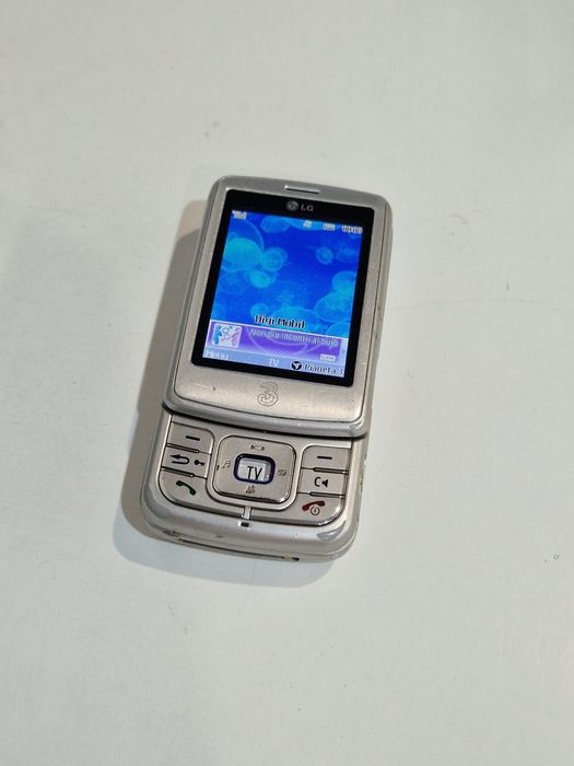 Super telefon Lg cu display rotativ,