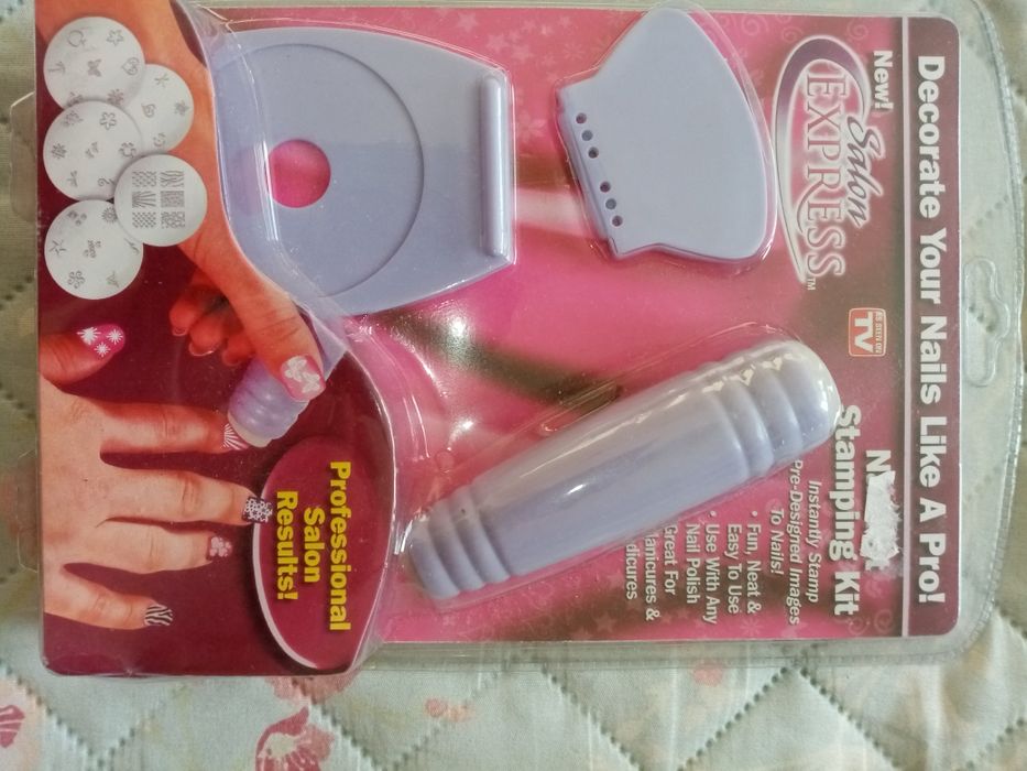 Продавам комплект за декорация на маникюр