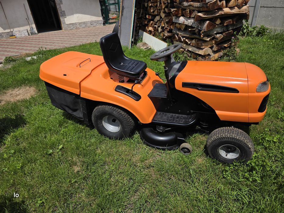 Husqvarna CT151  tractoraș de tuns iarba și gazon are 15 Cp transmisie  Hidrostatică. Made in USA