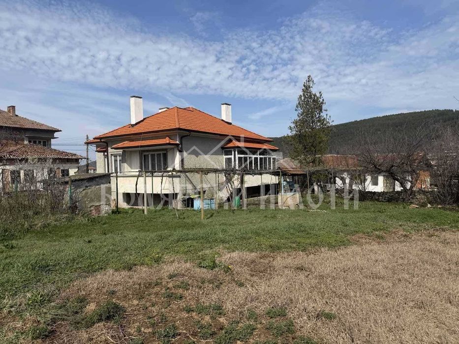 Монолитна двуетажна къща в с. Присово