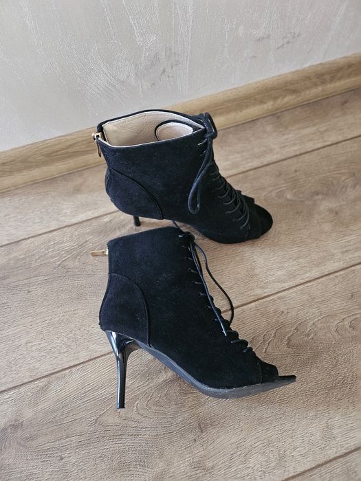 Дамски велурени обувки