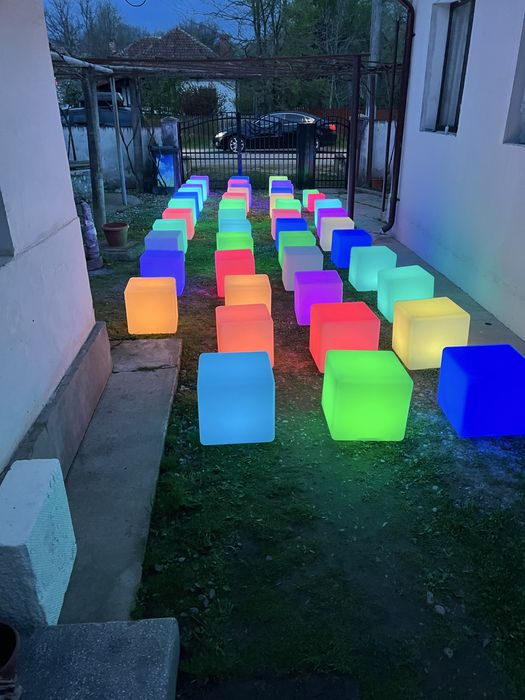 Cuburi luminoase LED RGBW pentru evenimente.