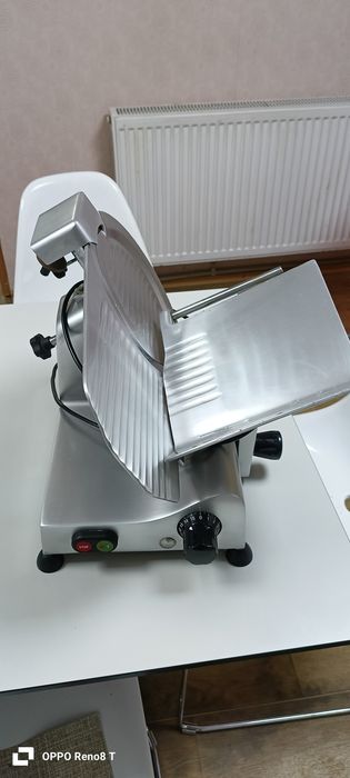 Vând feliatot mezeluri