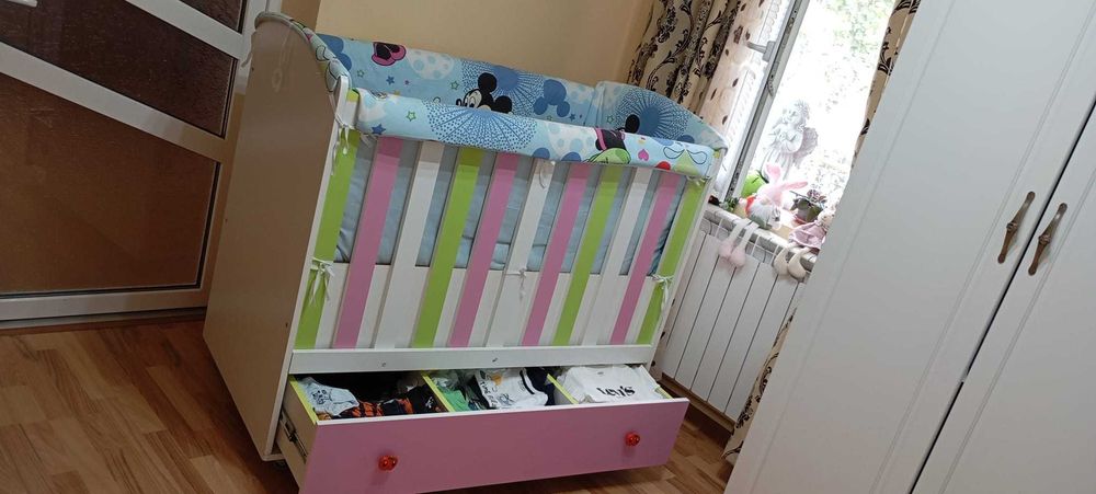 Vând pătuț copii din lemn include saltea si fețe pentru antilovire, și premergător 3in1 toate in stare foarte bună