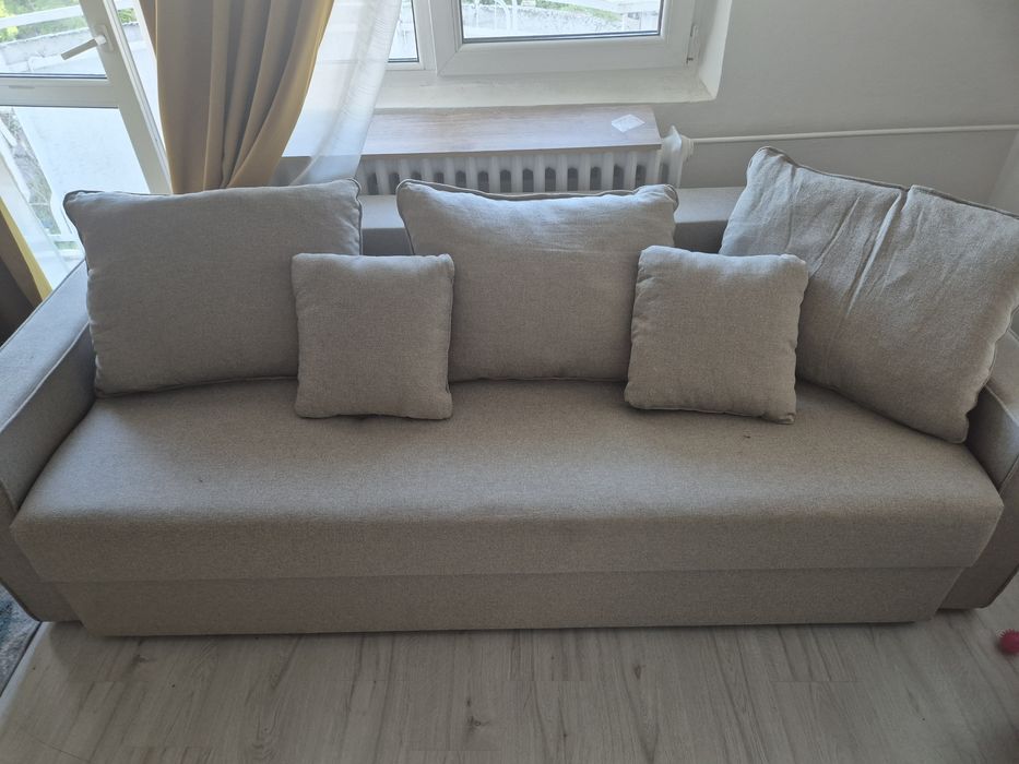 Canapea extensibilă 3 locuri, stofă crem/bej + 5 perne incluse/ Stare foarte bună