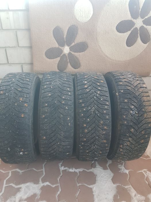 Зимняя резина шипованая.