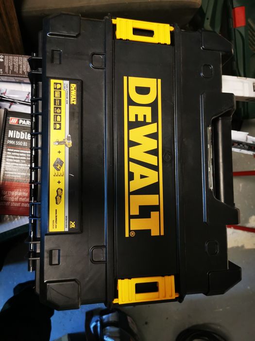 Cutii Bosch și Dewalt nefolosite.