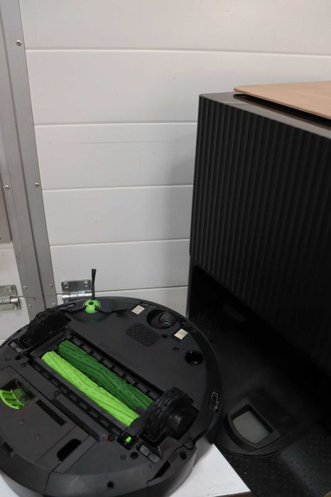iRobot Roomba Combo j9+ Самоизпразваща се прахосмукачка робот (C9758)