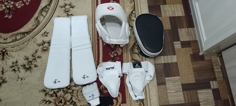 Продам костюм для каратэ с амуницией