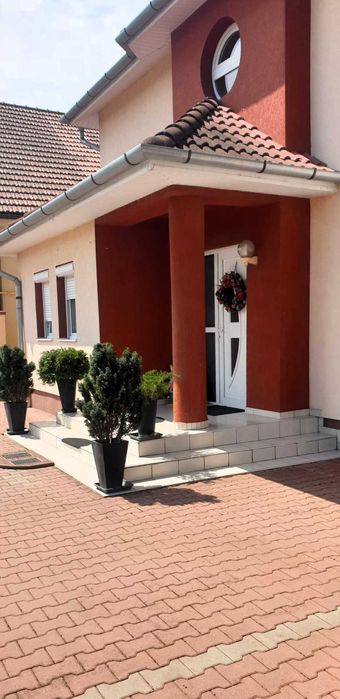 Casă spațioasă de vânzare – zonă liniștită în Chișineu-Criș