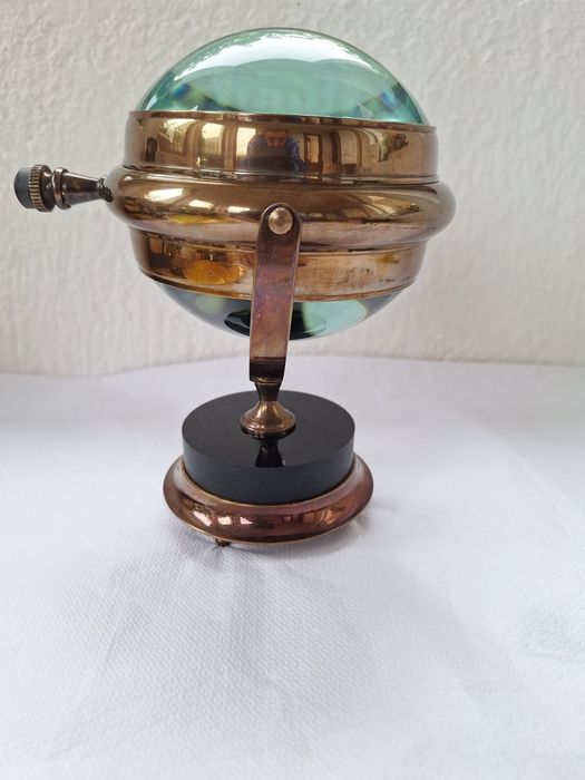 Часовник масивен бронзов настолен с ретро дизайн 



Настолен масивен