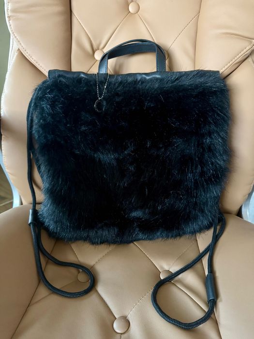 Пухена черна чанта