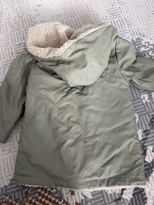 Продам курку для девочки, 7 лет / 122 см.