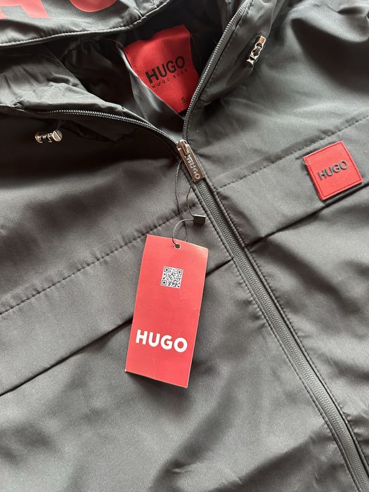 Мъжко,черно,непромокаемо яке Hugo BOSS,с гумирано лого и надпис на качулкага