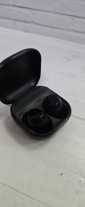 Samsung.  buds 2