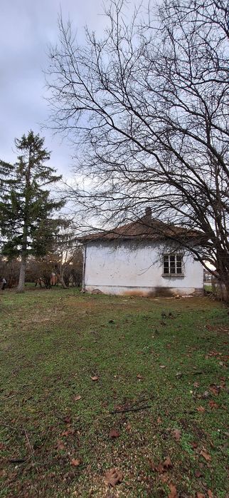 Продавам Къща с Двор/1500кв.м/  - с.Василовци обл.Софийска