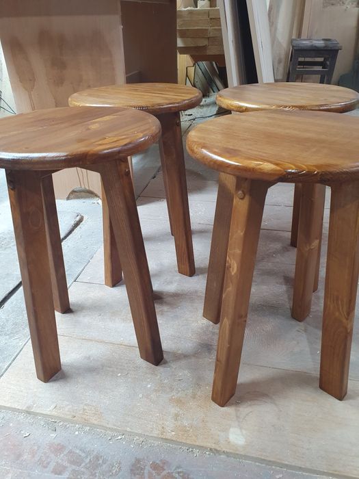 Деревянные табуретки
