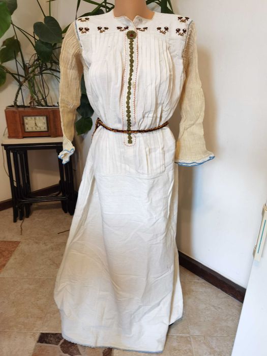 Шест Автентични Старинни Царски Ризи Рокли Блузи от Народни Носии