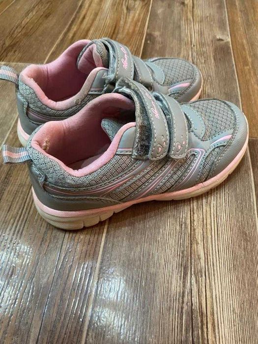 Продам кроссовки для девочки