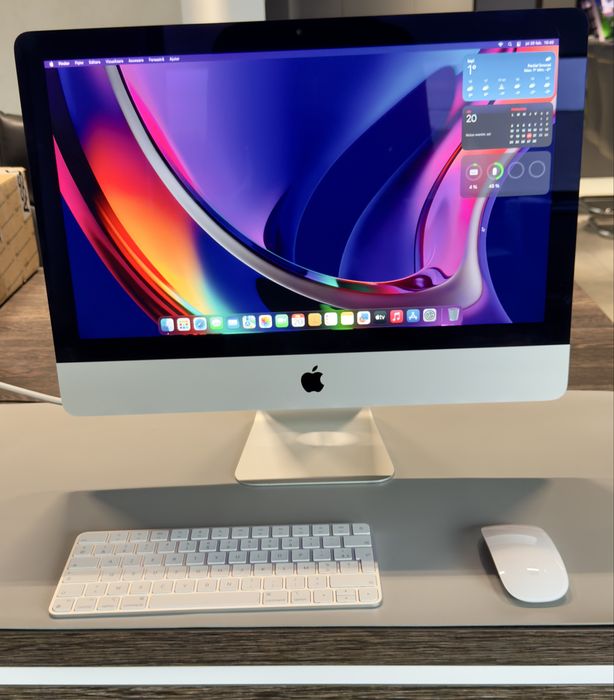 iMac 21.5” | insotit de Magic Keyboard si Magic Mouse