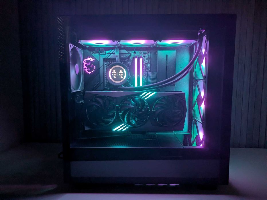 Геймърски компютър с RTX 4080, i7-13700K, 32GB RAM