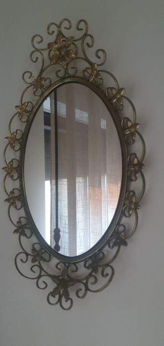 Oglinga deosebita foarte veche,dar in conditie foarte buna!