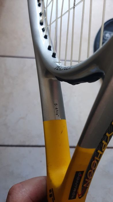 Vând paleta de tenis