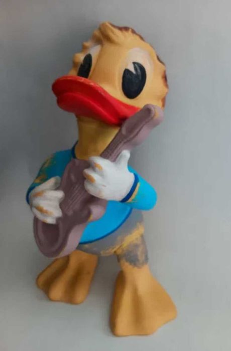 Jucarie Aradeanca veche ,din cauciuc, Donald cu chitara, de colectie