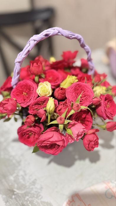 Розы в корзине пионовидные