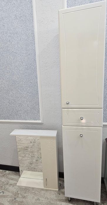 Комплект мебели в ванную : пенал, зеркало, тумба .