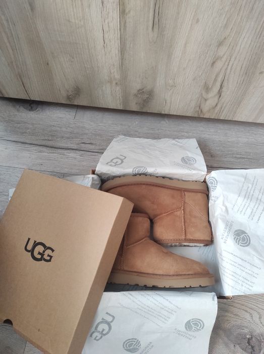 Vând UGG marime 38