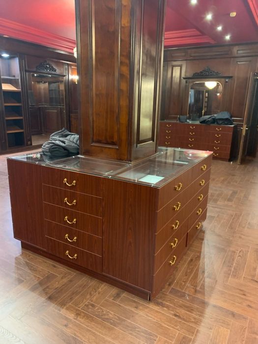 Деревянные панели, двери, комод, островок