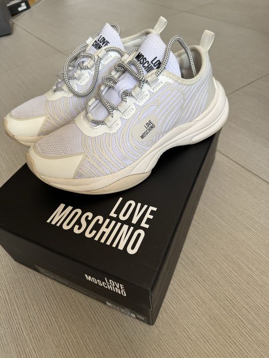 Сникърси Love Moschino