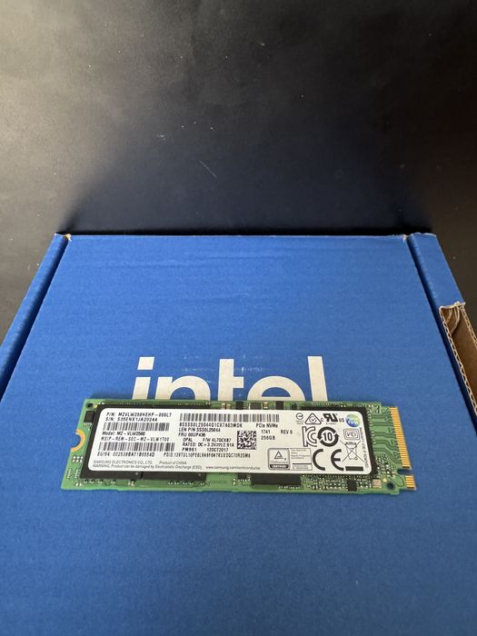 SSD Samsung PM961 256GB NVMe M.2 - Performanță Ridicată (Viteză mare)