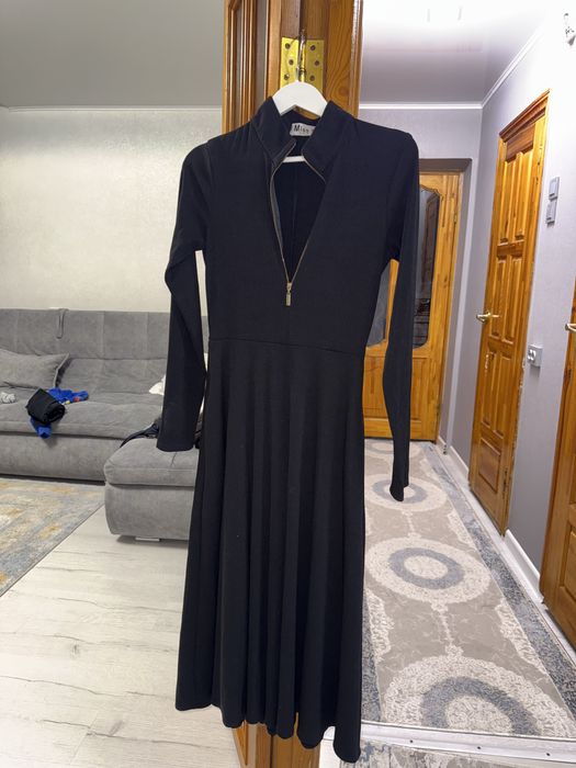 Черное минималистичное платье