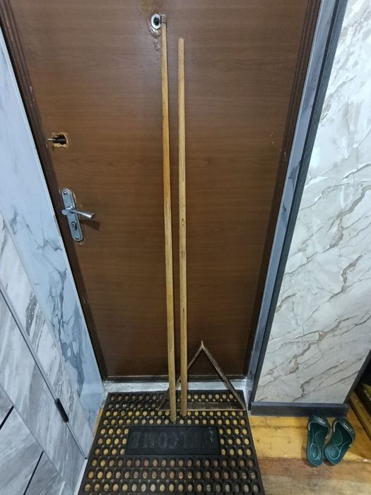 Два кия и треугольник продам