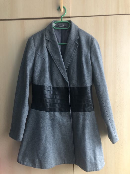 Palton gri cu detaliu în talie