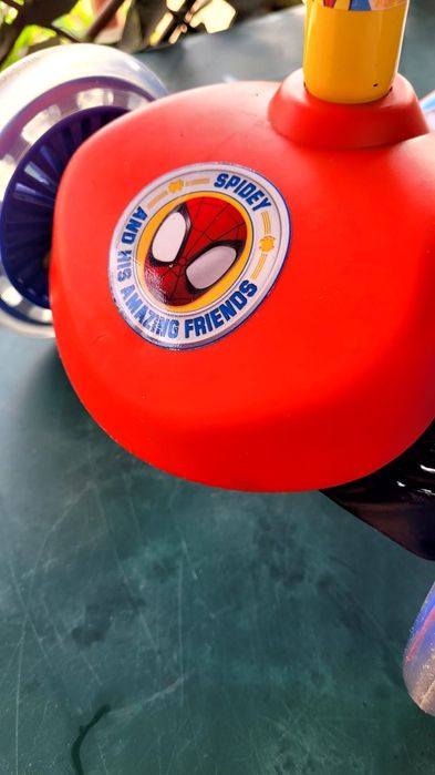 Vând   trotinete cu 3 roti Spidey si prieteni.  100 lei