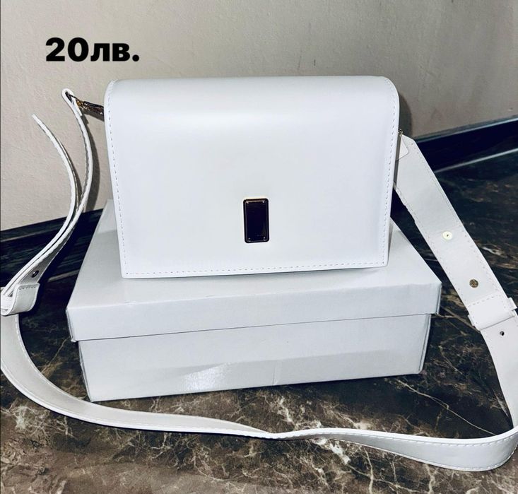 Чисто нова бяла малка чанта