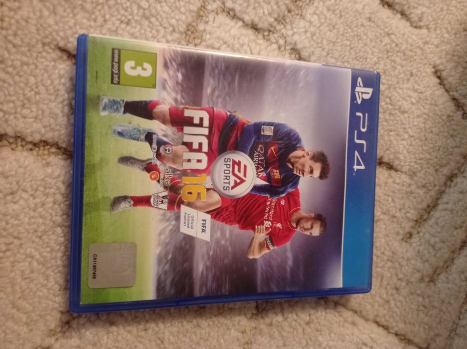 Продава се игра за ПС4, ФИФА 16, с всички книжки