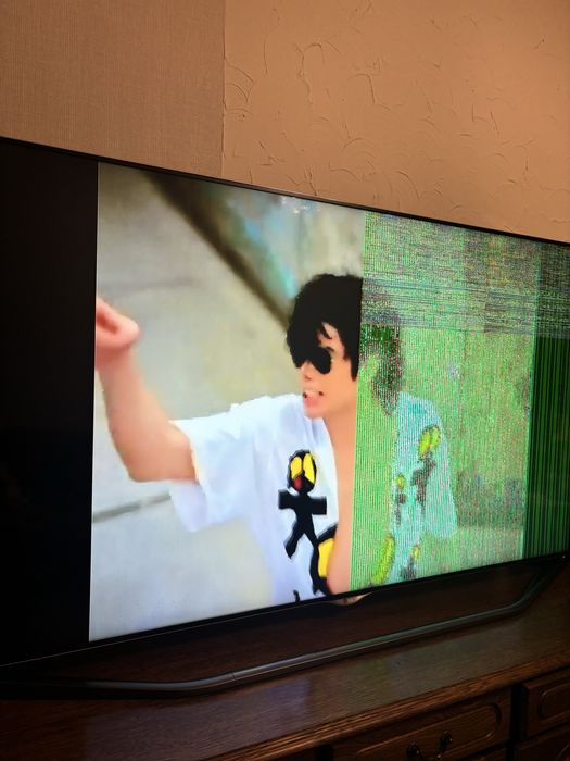 Телевизор LG 65UB980V-ZA -на запчасти, половина экрана не работает