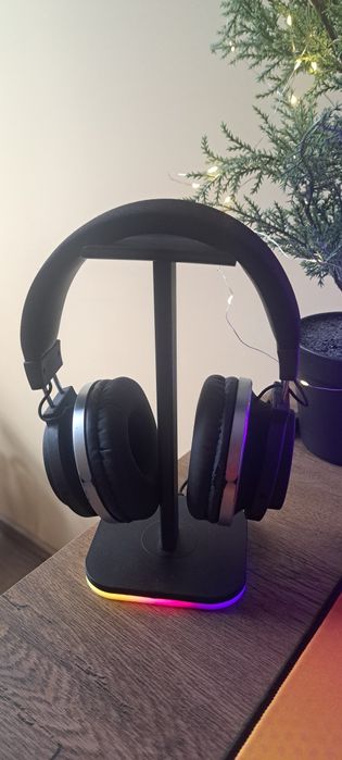 Два чифта слушалки едните са бежични