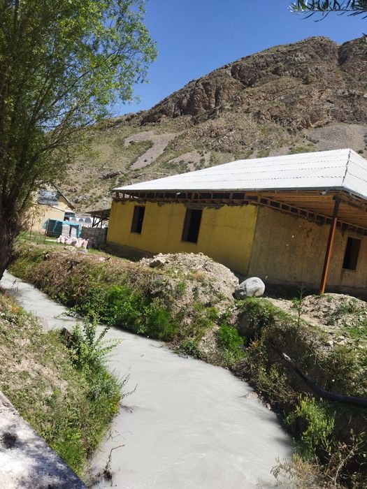 ШОХИМАРДОН Центртга Якин Жойда 8 СОТИХ 9 хона Олдидан Сув уткан