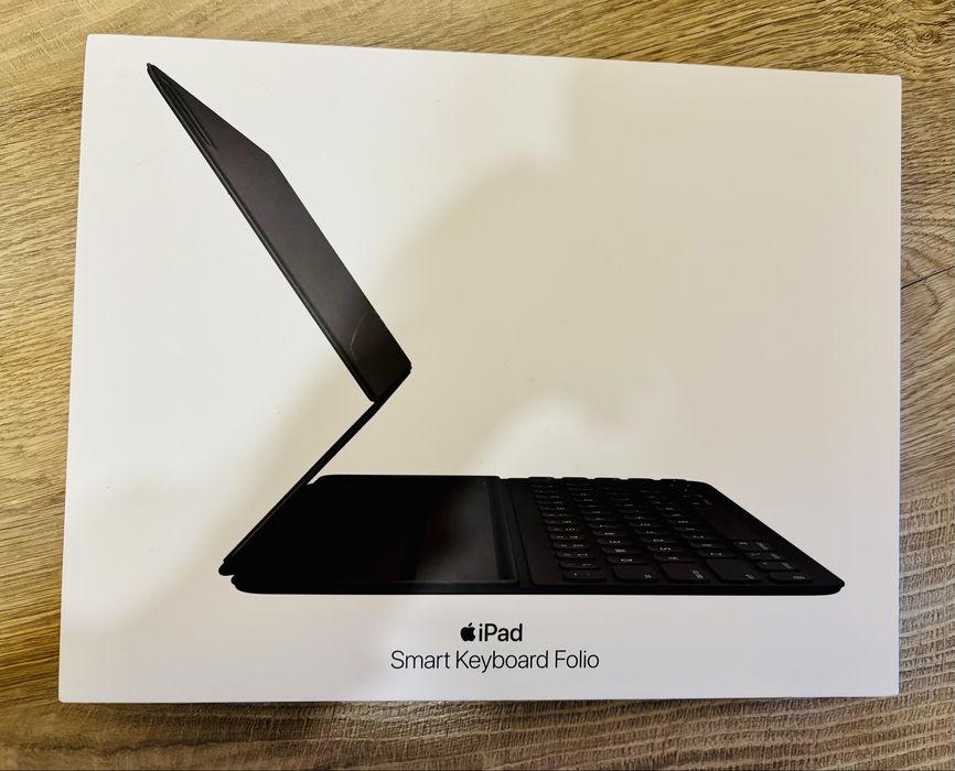 Husa iPad tableta 12.9 inch Smart Keyboard Folio cu tastatura