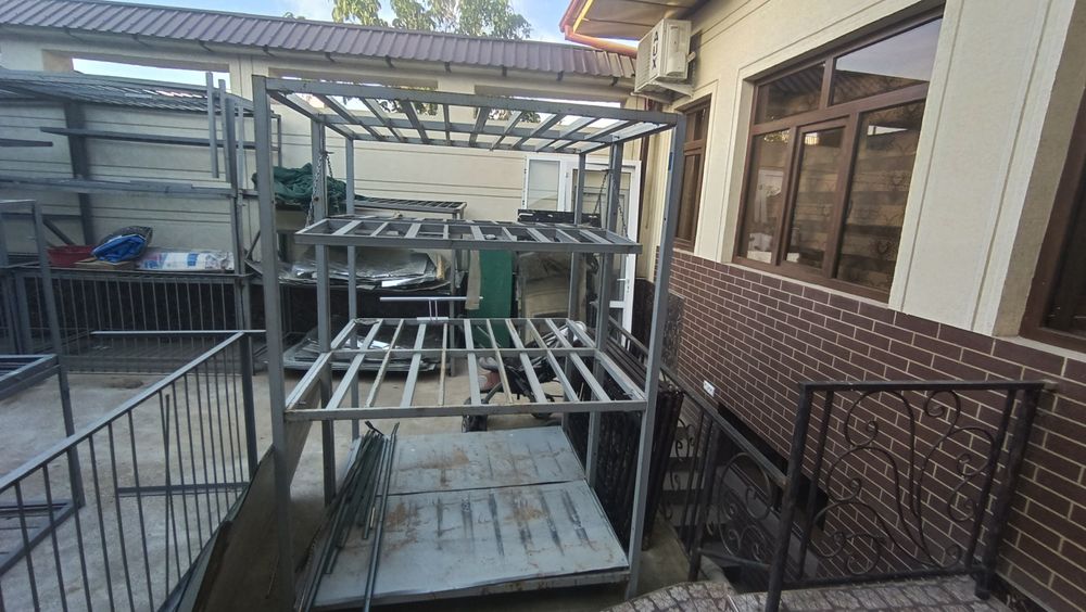 Продаётся металл уголок и профильные квадратные стеллажи