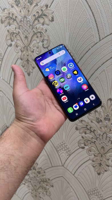 Samsung S21 FE 5G 8/256 GB Yaxshi holatda Oynasi azgina dars ketgan
