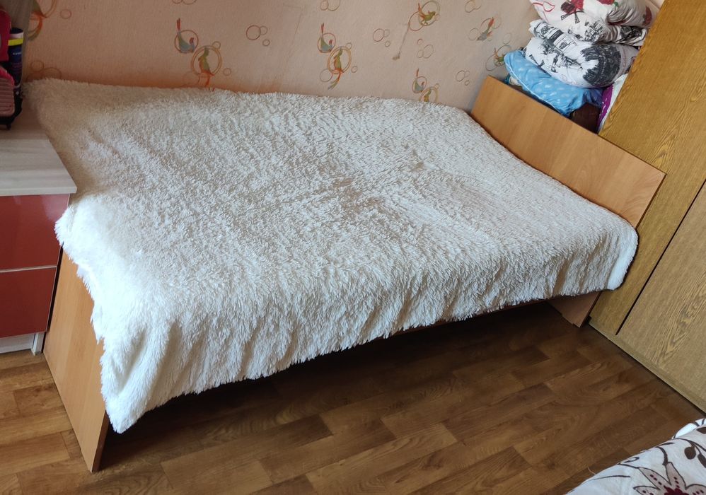 Продам деревянную кровать ( 2 штуки)