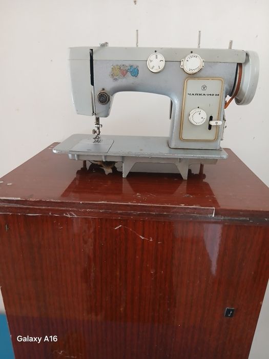 Бичиш столи ва тикув машинкаси сотилада