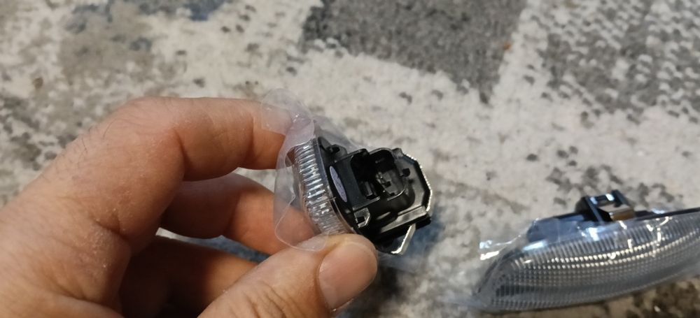 Semnalizator oglinda dinamic pt unele modele Citroen sau Peugeot.